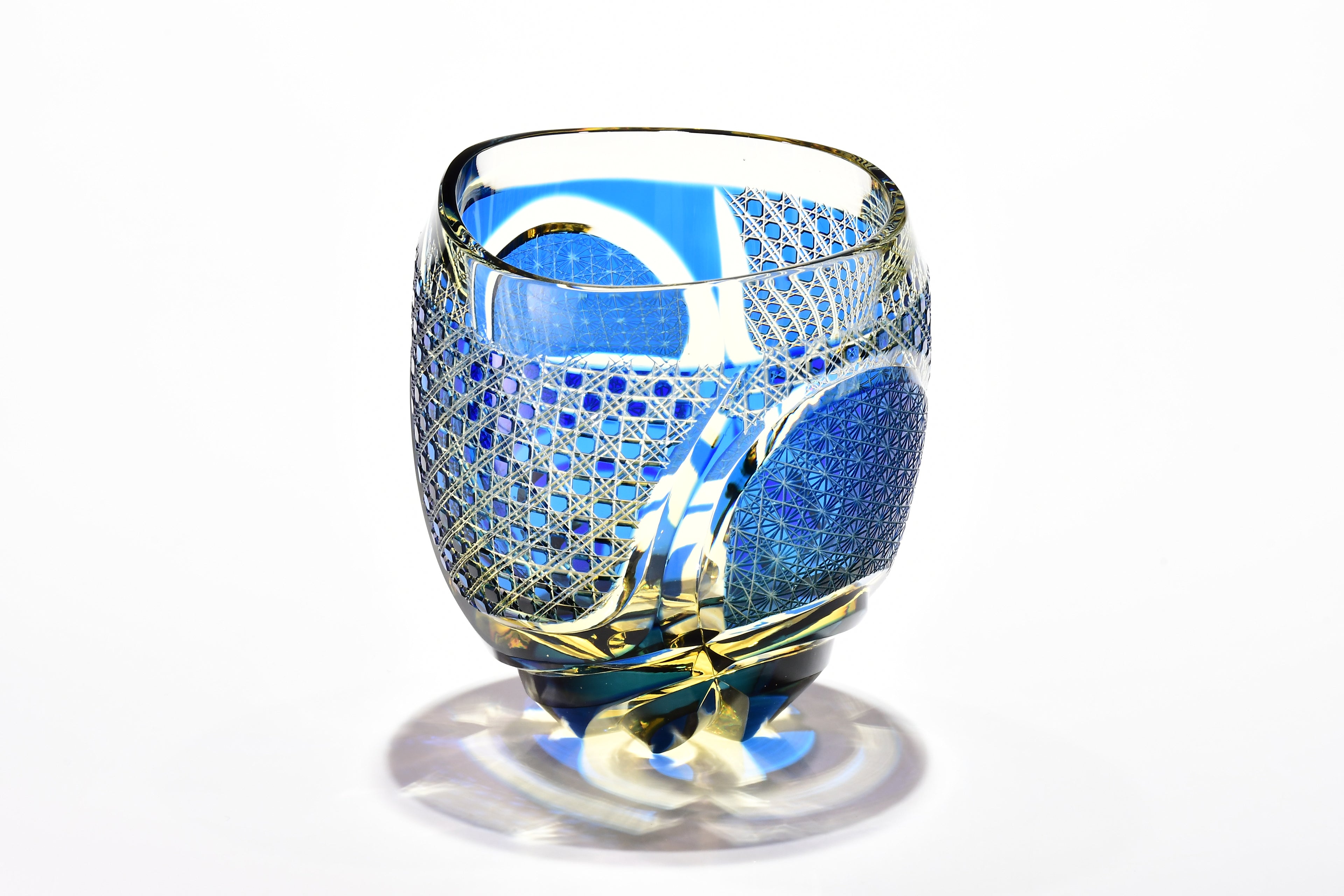 「深淵（しんえん）」宙吹ぐい吞み（水色・琥珀色）