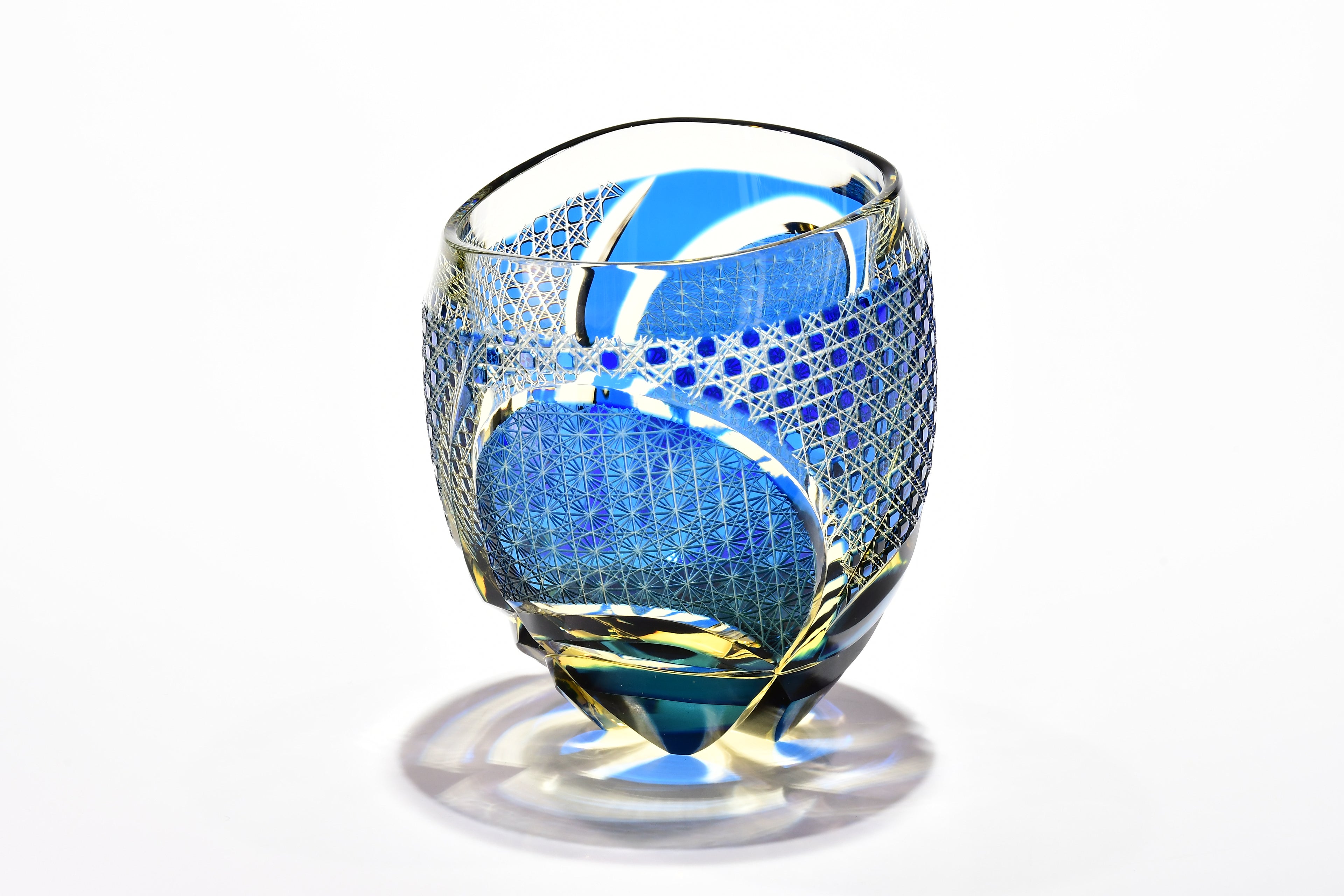 「深淵（しんえん）」宙吹ぐい吞み（水色・琥珀色）