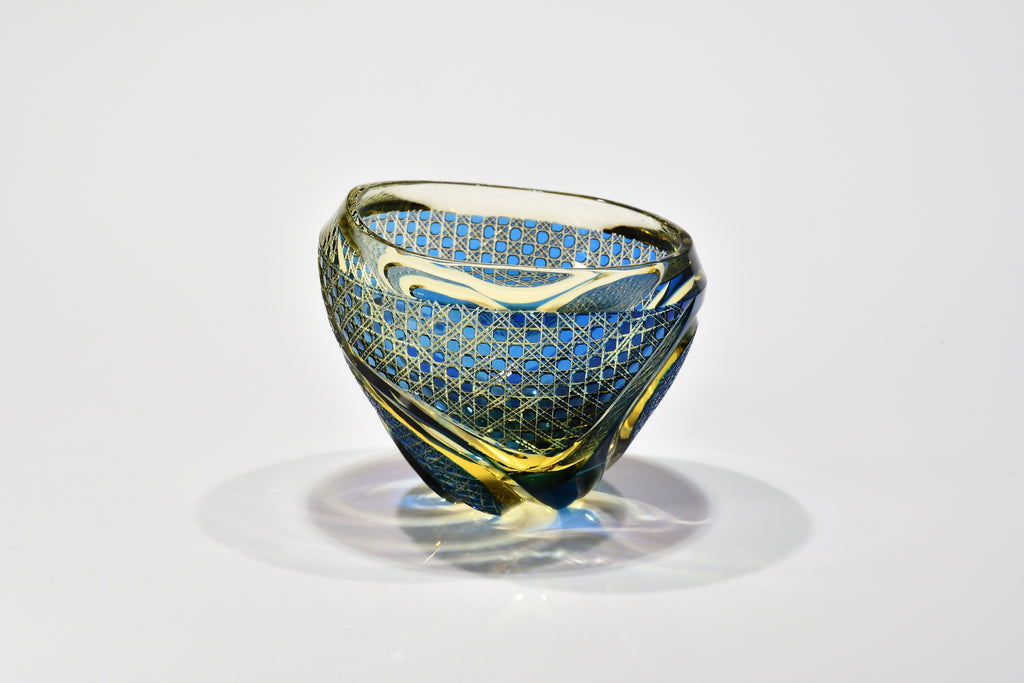 「聖なる秘境」宙吹ぐい吞み（水色・琥珀色）