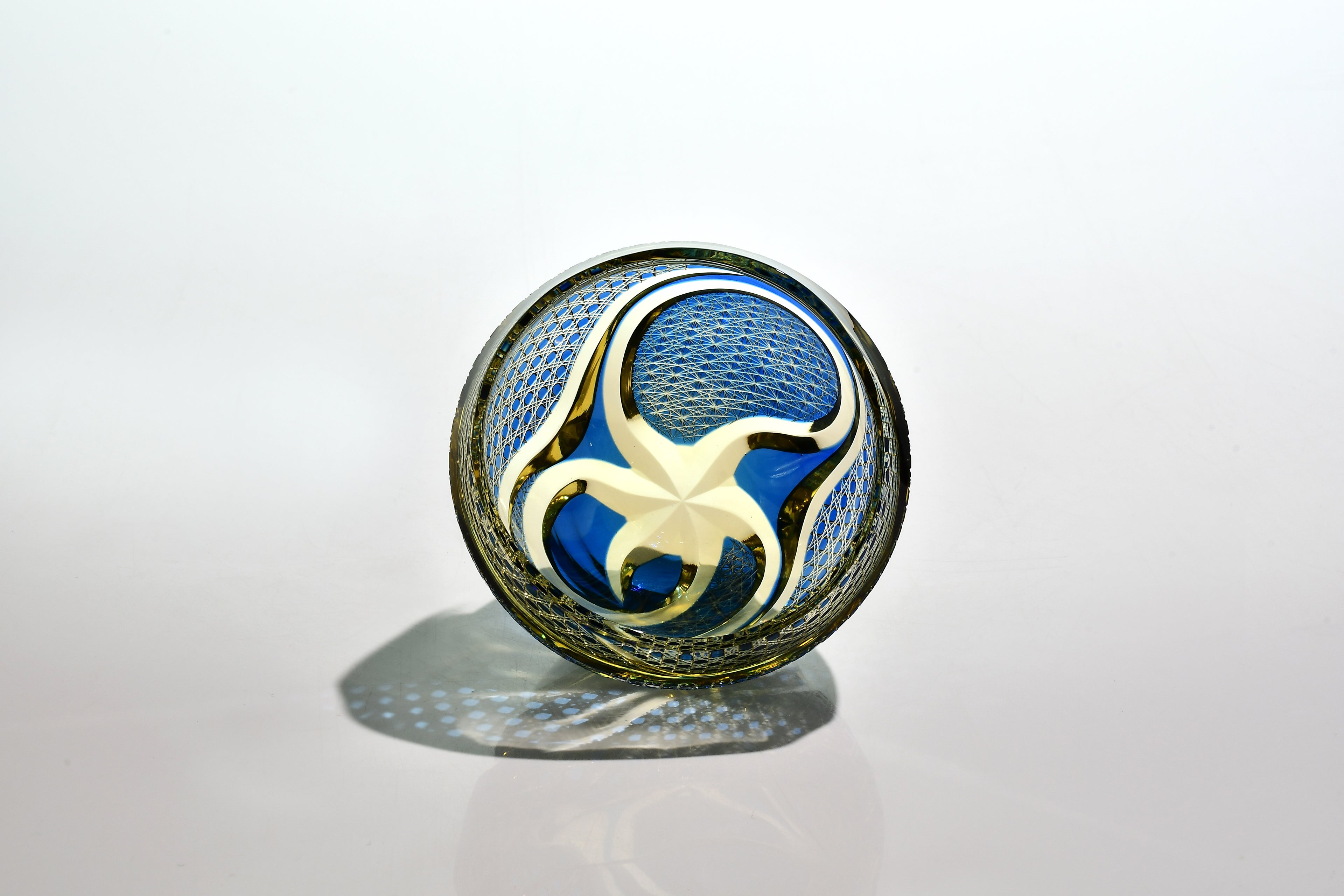 「聖なる秘境」宙吹ぐい吞み（水色・琥珀色）