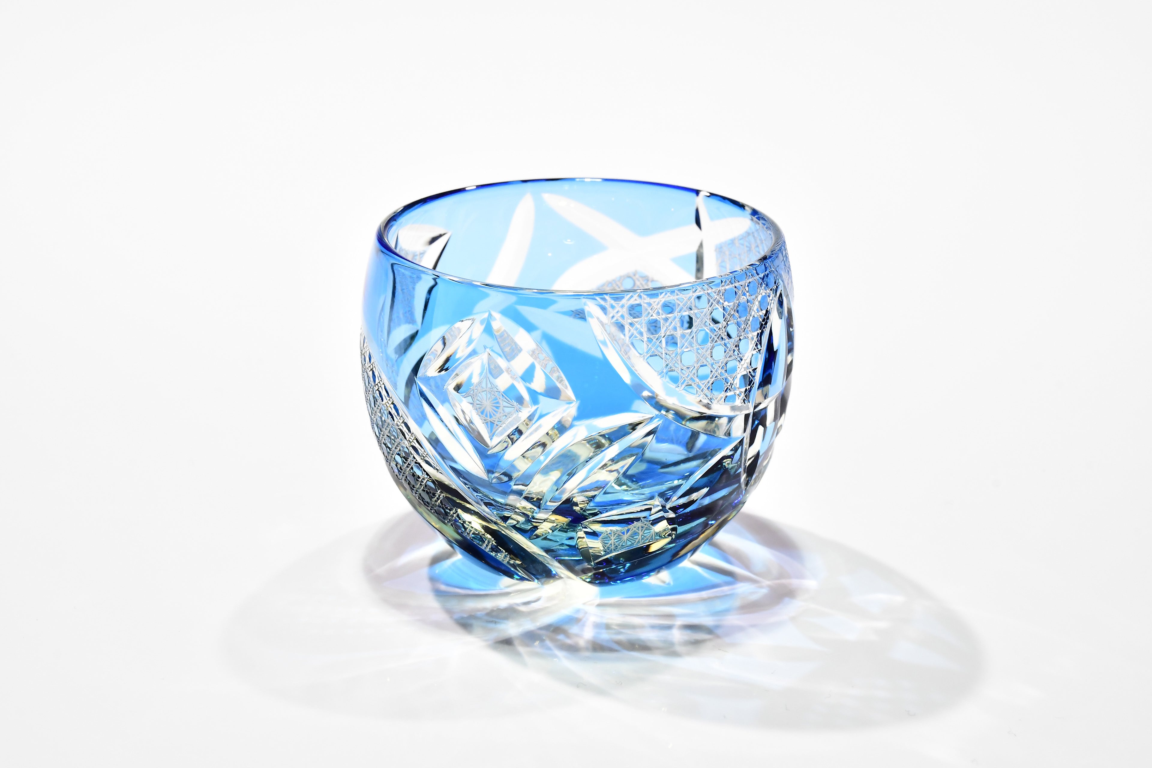 二代目×四代目コラボ作品「継ぎ目のない碧」ぐい吞み（水色・琥珀色）